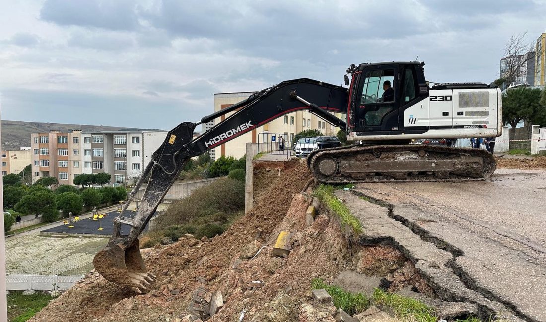 Bandırma Belediyesi çöken duvar için çalışmalara başladı Levent Mahallesi’nde çöken istinat duvarı Bandırma Belediyesi tarafından yenileniyor. Geçtiğimiz