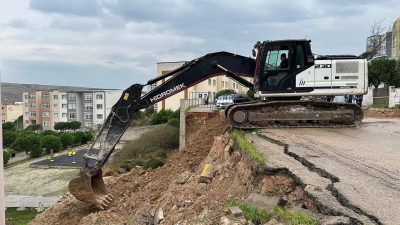 Levent Mahallesi’nde çöken istinat duvarı Bandırma Belediyesi tarafından yenileniyor. Geçtiğimiz