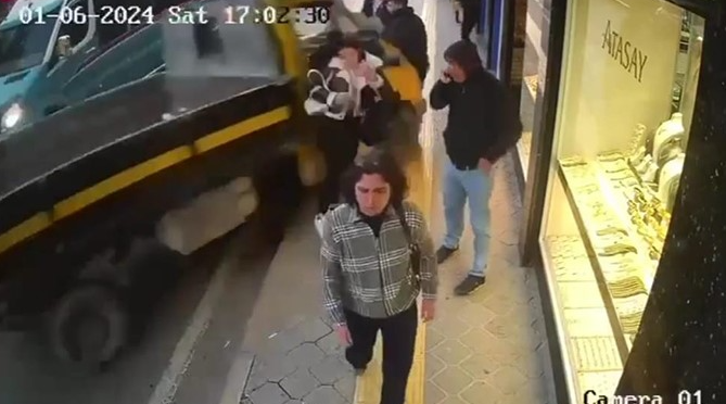 İzmir’in Buca ilçesinde, freni boşalan kamyonetin kaldırımda bulunan yayalara çarparak
