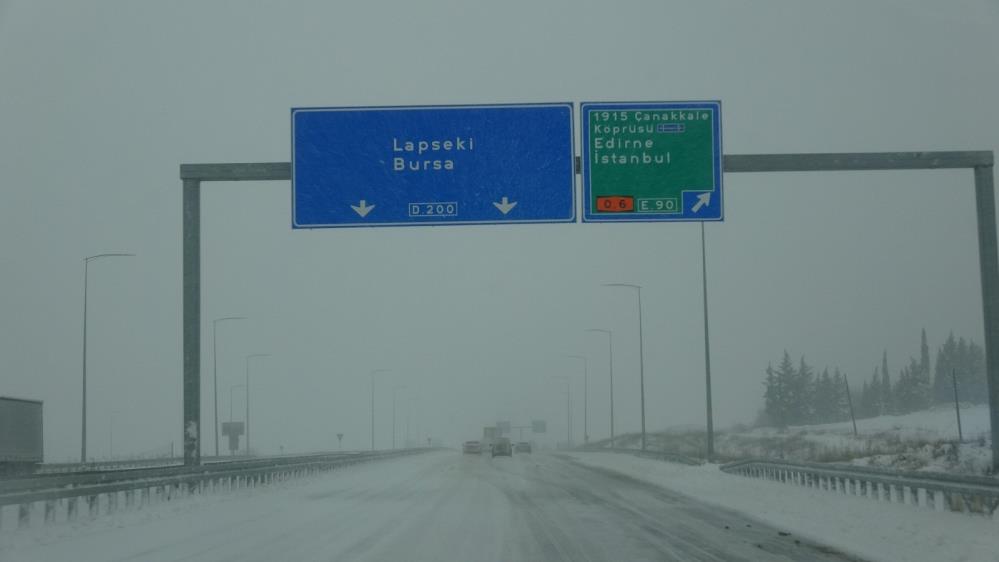 Çanakkale’de dün öğleden sonra başlayan ve devam eden kar yağışı