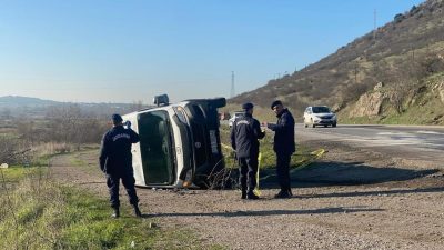 Balıkesir’in Kepsut ilçesinde yoldaki buzlanma sonucu infaz koruma aracı ile