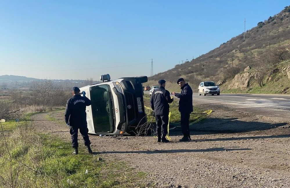 Balıkesir’in Kepsut ilçesinde yoldaki buzlanma sonucu infaz koruma aracı ile
