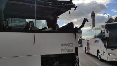 Bayrampaşa’daki 15 Temmuz Demokrasi Otogarı’nda perondan çıkan iki yolcu otobüs