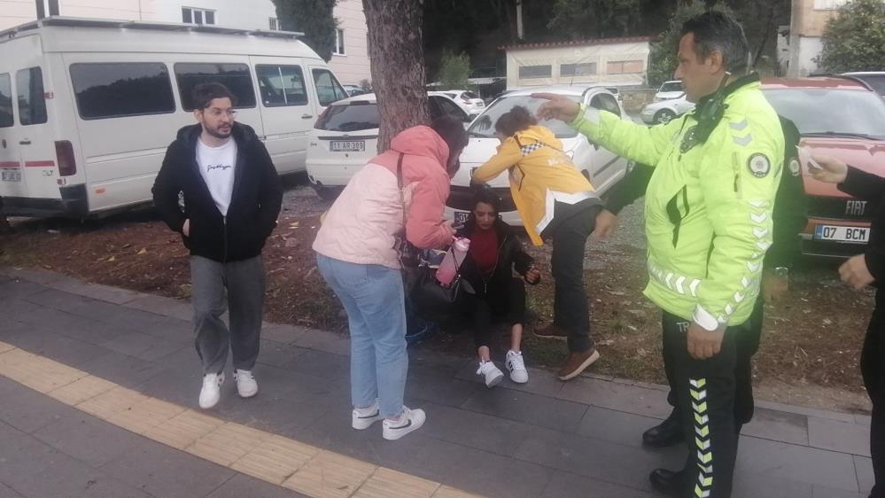 Antalya’nın Manavgat ilçesinde otomobil ile motosikletin çarpışması sonucu meydana gelen