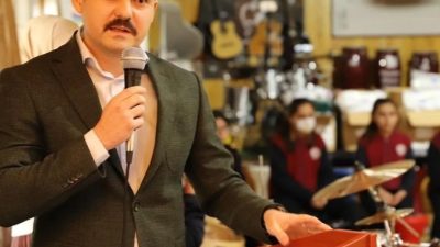 Türk Kızılay, Kepsut öğrencilerini ziyaret ederek mont ve kaban hediye