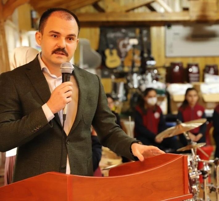 Kepsutlu öğrencilerin yüreği ısındı Türk Kızılay, Kepsut öğrencilerini ziyaret ederek mont ve kaban hediye