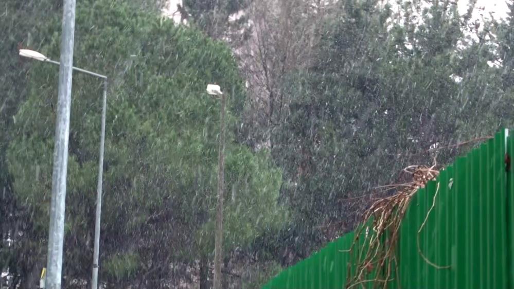 Yılın ilk karı İstanbul Beylikdüzü’nde etkili olmaya başladı. Park halinde