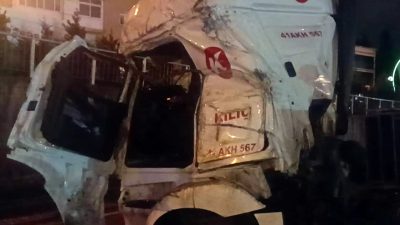 Kocaeli’nin Dilovası ilçesinde sürücüsünün direksiyon hakimiyetini kaybettiği tır, önce orta