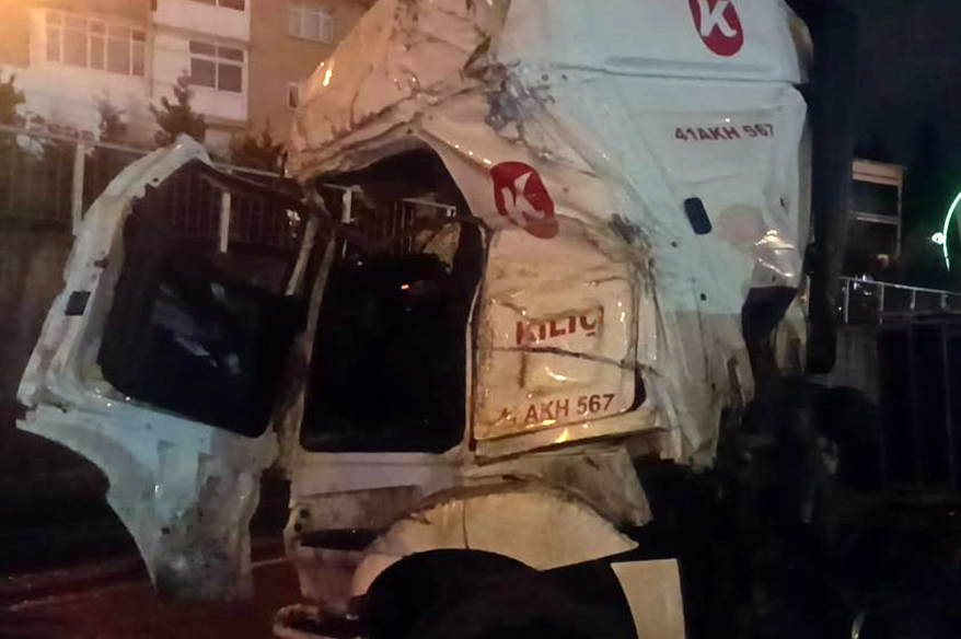 Kocaeli’nin Dilovası ilçesinde sürücüsünün direksiyon hakimiyetini kaybettiği tır, önce orta