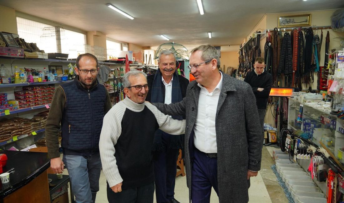 Başkan Ergin, seçim öncesi sahada Ayvalık Belediye Başkanı, Altınova’da esnaf ve vatandaşları ziyaret ederek istek