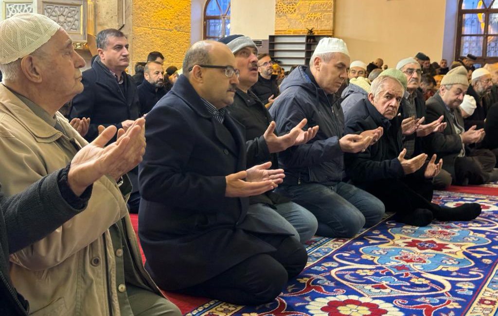 Balıkesir’de dualar şehitler için edildi Balıkesir Valisi İsmail Ustaoğlu, şehitler için sabah namazında vatandaşlar ile