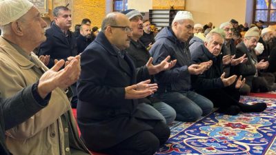 Balıkesir Valisi İsmail Ustaoğlu, şehitler için sabah namazında vatandaşlar ile