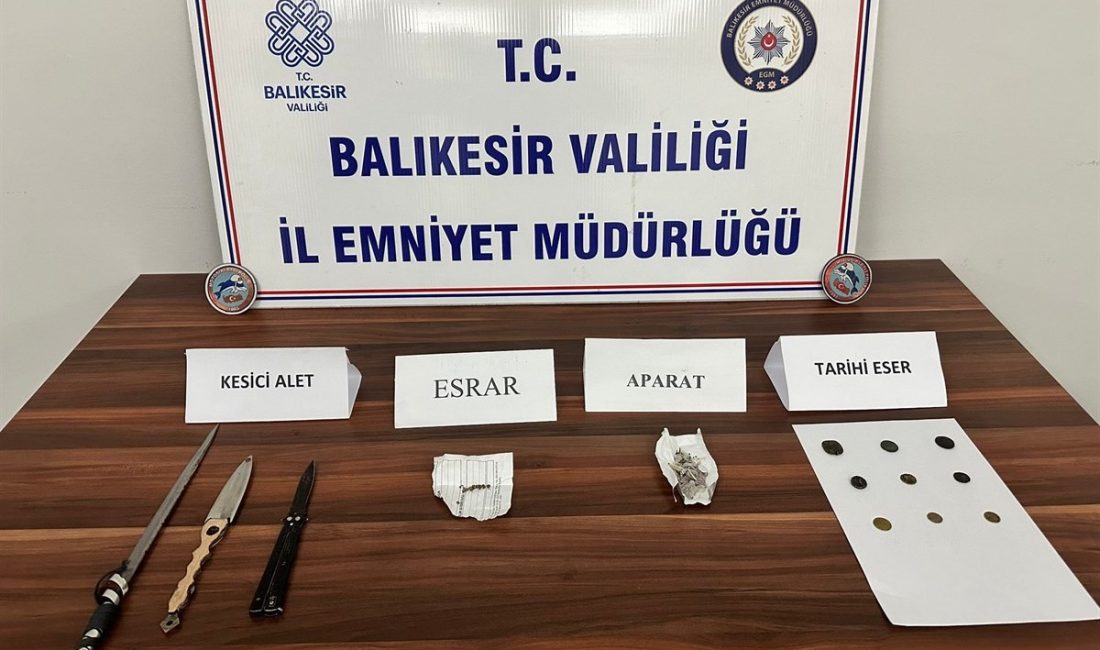 Sındırgı’da durdurulan şüpheli araçtan tarihi sikke çıktı Sındırgı İlçe Emniyet Müdürlüğü ekipleri kaçmaya çalışan şüpheli araçta 4