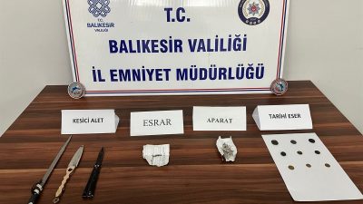 Sındırgı İlçe Emniyet Müdürlüğü ekipleri kaçmaya çalışan şüpheli araçta 4