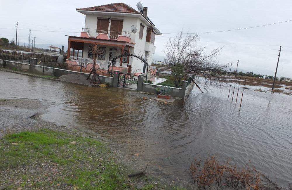  Balıkesir’in Burhaniye ilçesinde, dün akşamdan beri aralıksız düşen yağmur hayatı