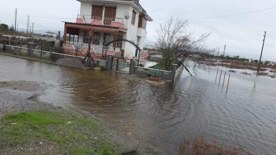  Balıkesir’in Burhaniye ilçesinde, dün akşamdan beri aralıksız düşen yağmur hayatı