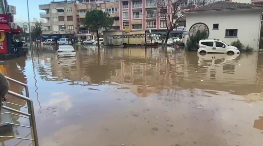 &nbsp;İzmir’de etkili olan sağanak yağış hayatı felç etti. Araçların adeta