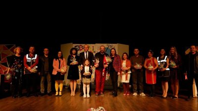 2024 yılının ilk tiyatro gösterimi “Aşk Karton Medya” Susurluklu tiyatroseverler