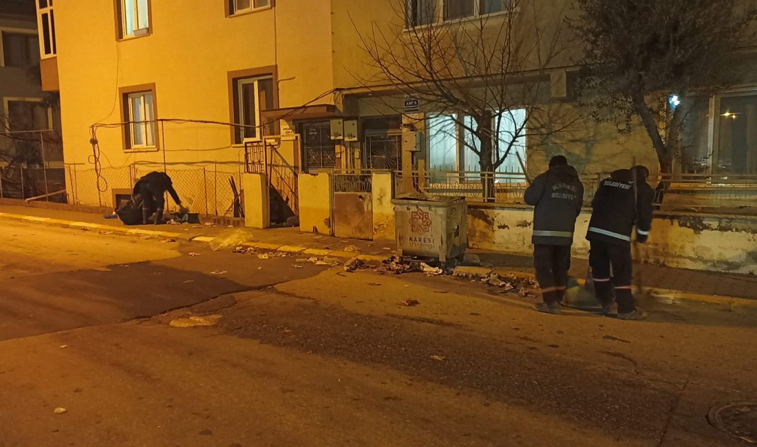 Karesi Belediyesi Temizlik İşleri Müdürlüğü ekipleri, sokakları temizleyerek kaba atıkları