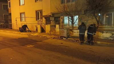 Karesi Belediyesi Temizlik İşleri Müdürlüğü ekipleri, sokakları temizleyerek kaba atıkları