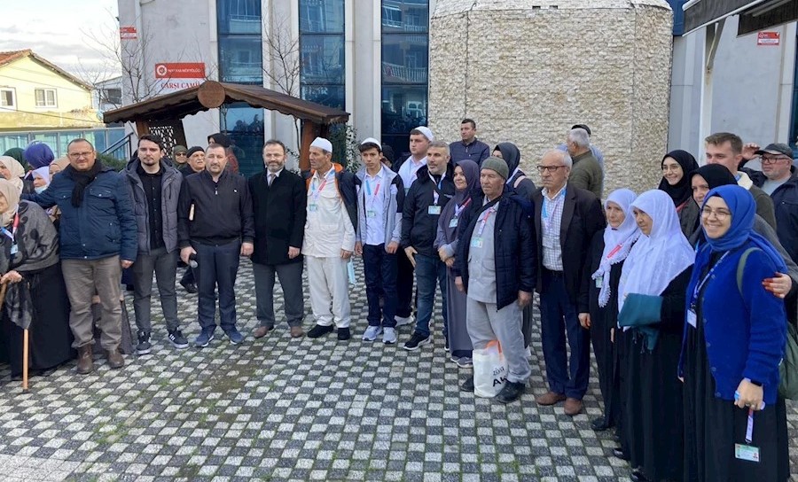 Umre yolcuları Manyas’tan dualarla uğurlandı Manyas’ta kutsal topraklara giden vatandaşlar, ilahiler ve dualar eşliğinde uğurlandı.Manyas’tan