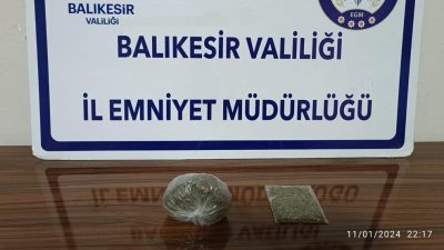 Gönen’de Şener Uğur sokakta bir adrese yapılan baskında metanfetamin ele