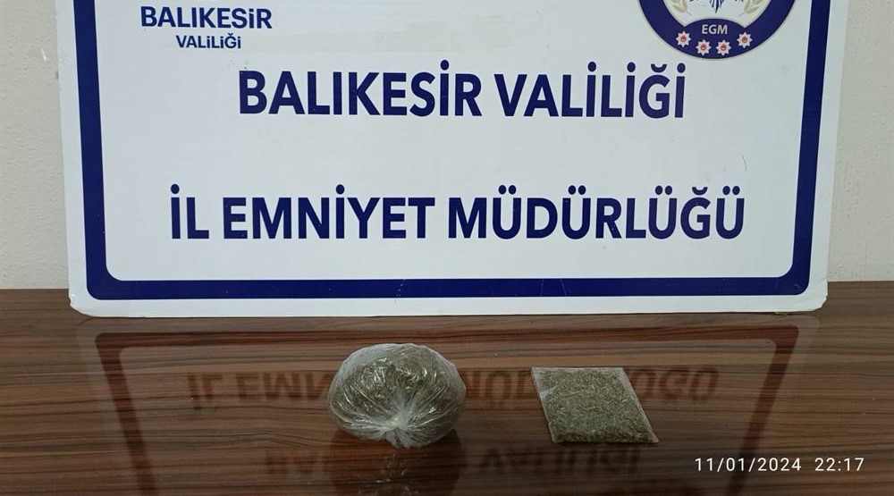 Gönen’de takibe alınan araçta uyuşturcu çıktı Gönen’de Şener Uğur sokakta bir adrese yapılan baskında metanfetamin ele