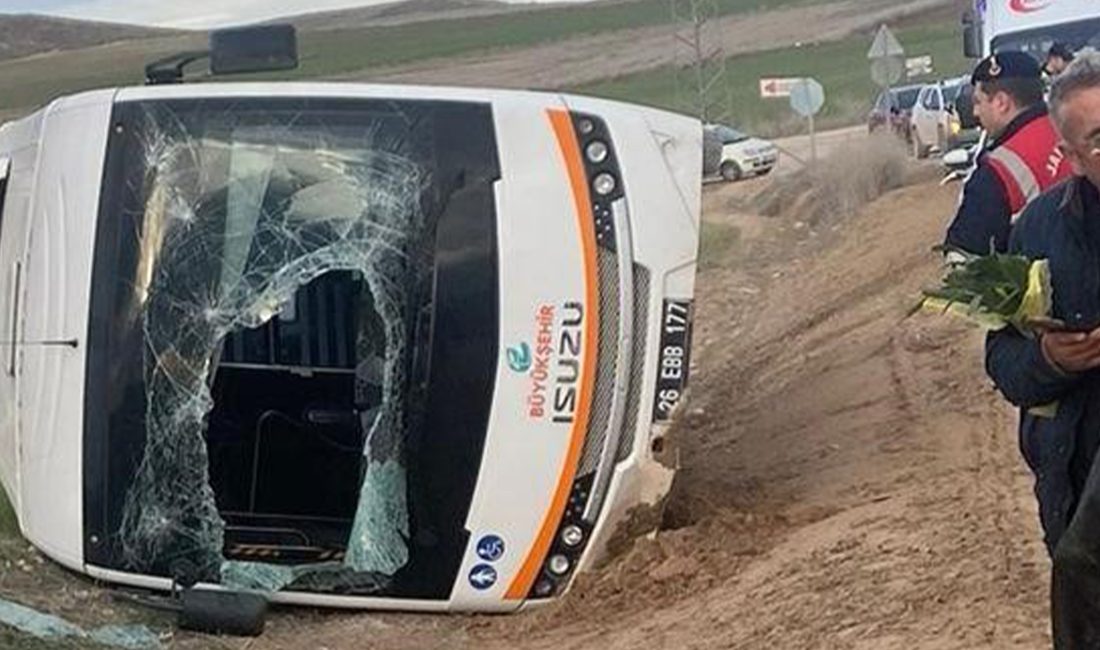 Eskişehir’de kamyonun çarptığı belediye otobüsü yolun dışına çıkarak yan yattı,