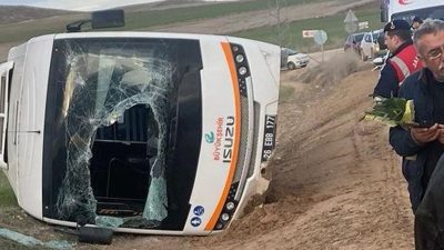 Eskişehir’de kamyonun çarptığı belediye otobüsü yolun dışına çıkarak yan yattı,