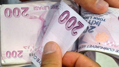 Emekli aylıkları ve emekliye verilecek zam oranı maddeleri kabul edildi.