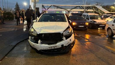 Ankara’da yağmur nedeniyle kayganlaşan yolda 26 aracın karıştığı zincirleme kazada