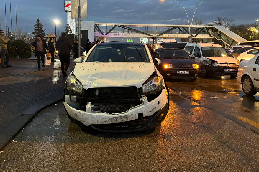 Ankara’da yağmur nedeniyle kayganlaşan yolda 26 aracın karıştığı zincirleme kazada