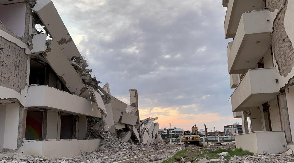 Hatay’ın İskenderun ilçesinde 13 katlı bina iş makinasının darbesiyle yerle