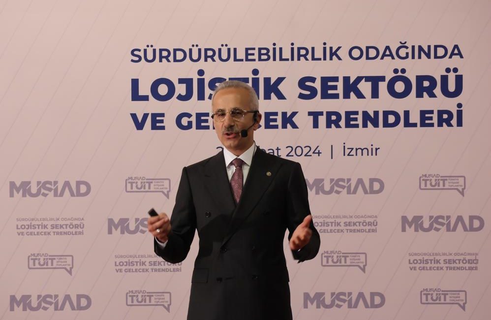 Bakan Uraloğlu: “130 ülkede 143 noktaya doğrudan uçuş yapan ülkeyiz” İzmir’de düzenlenen ‘Lojistik Sektörü ve Gelecek Trendleri’ toplantısına katılan Ulaştırma