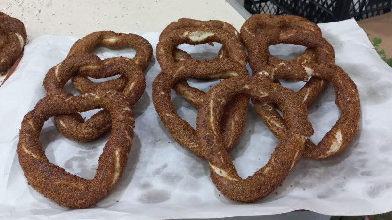 Edirne’de bir simit fırını Sevgililer Günü’ne özel simit yaptı.Kalp şeklinde