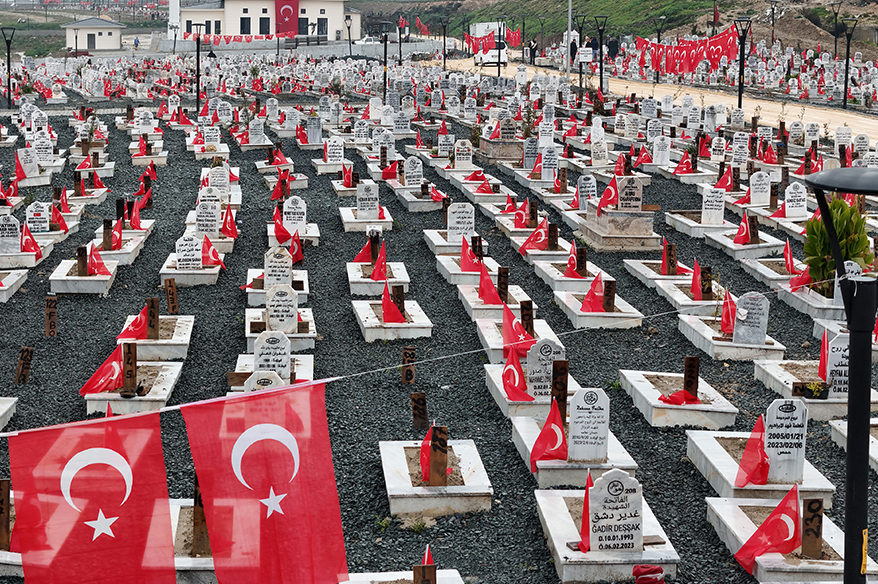 Hatay’da deprem mezarlığı bayraklarla donatıldı Hatay’da bulunan deprem mezarlığı 6 Şubat depremlerinin 1. yıl dönümünde