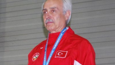  Nilüfer Belediyespor’un veteran atleti Dr. Murat Kaçar, başarılarına yenilerini ekledi.