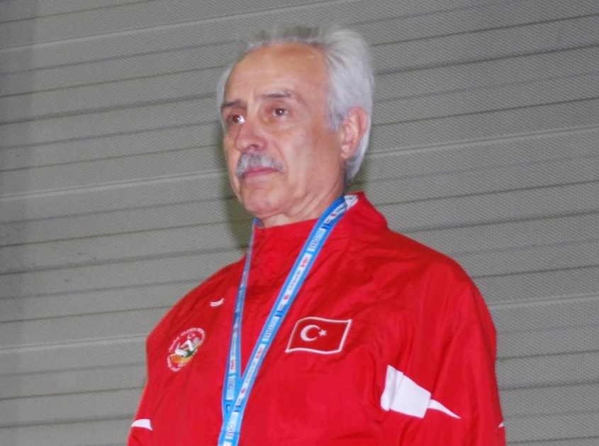  Nilüfer Belediyespor’un veteran atleti Dr. Murat Kaçar, başarılarına yenilerini ekledi.