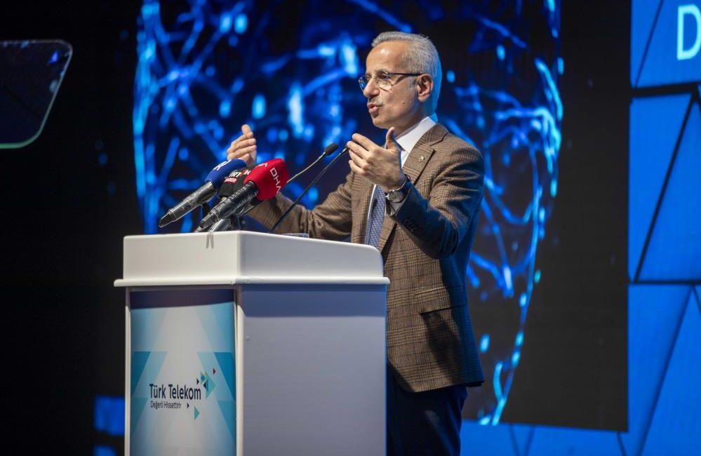 Ulaştırma ve Altyapı Bakanı Abdülkadir Uraloğlu, ülkeler ve kıtalar arası