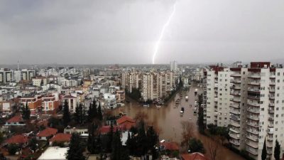 Antalya’da gece saatlerinde etkili olan sağanak yağış hayatı felç etmeye