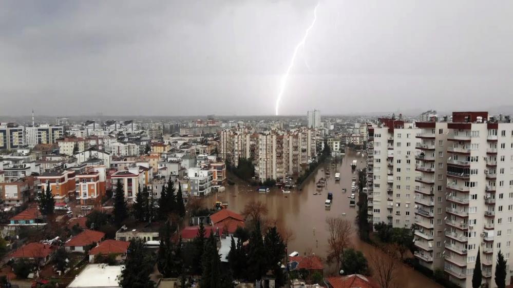 Antalya’da gece saatlerinde etkili olan sağanak yağış hayatı felç etmeye