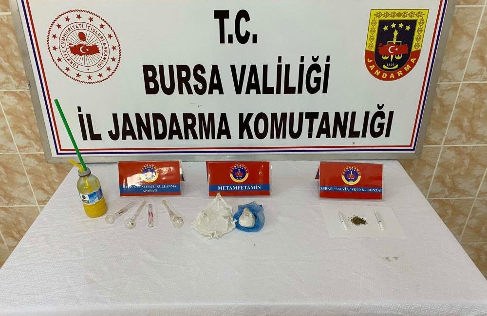 İznik İlçe Jandarma Komutanlığı ekipleri, uyuşturucu tacirlerine yönelik operasyon düzenledi.İznik