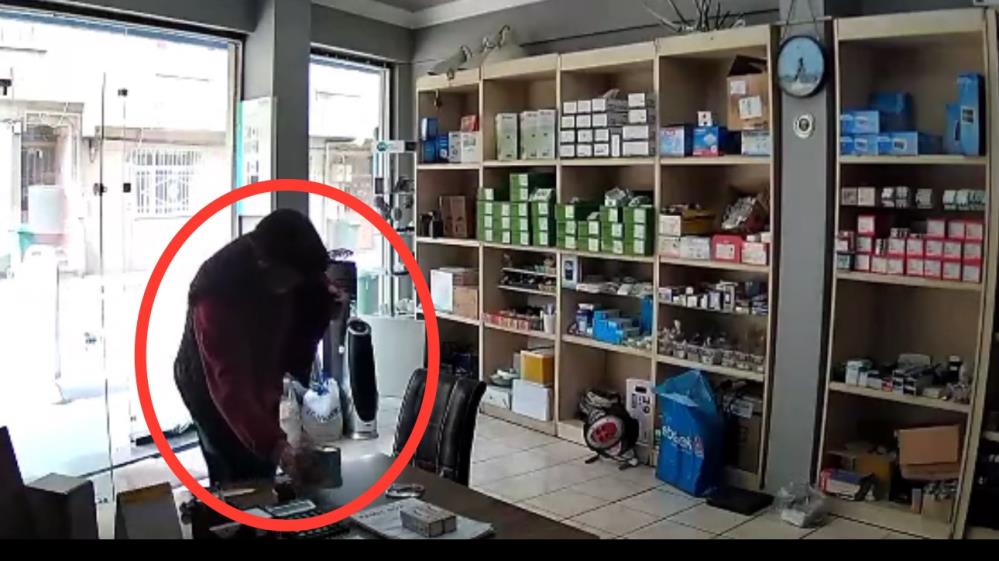  Bursa’da kimliği belirsiz bir kişi elektrikçi dükkanının içinde bulunan masadan