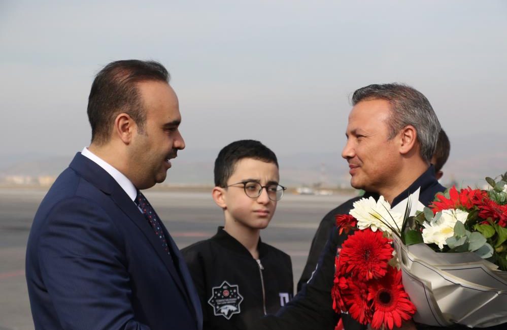 Türkiye’nin ilk astronotu Alper Gezeravcı 21 günlük uzay misyonunun ardından