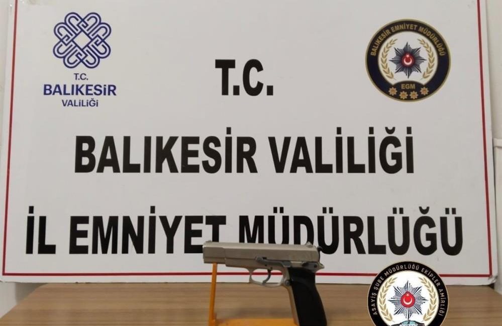 Balıkesir’de polis ekipleri şüpheli şahıslar ve araçlara yönelik gerçekleştirdikleri denetimde