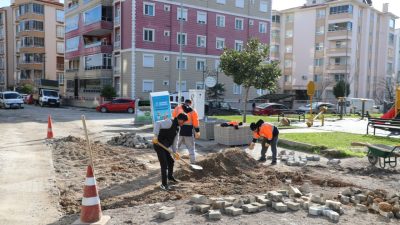 Edremit Belediyesi ekipleri yol yapım çalışmaları kapsamında bozuk yolları tamir