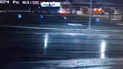  Balıkesir’in Edremit ilçesinde Zeytinli Sanayi Döner Kavşağına hızlı giren Antalya,