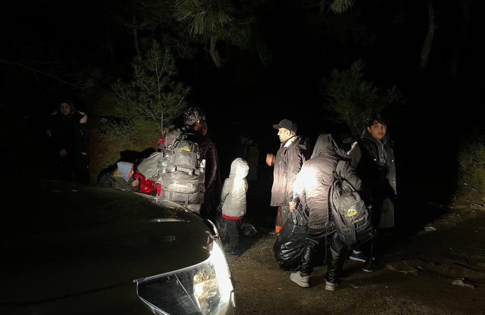 Ayvalık’ta Sahil Güvenlik ve Jandarma’nın yaptığı çalışmada 15 düzensiz göçmen
