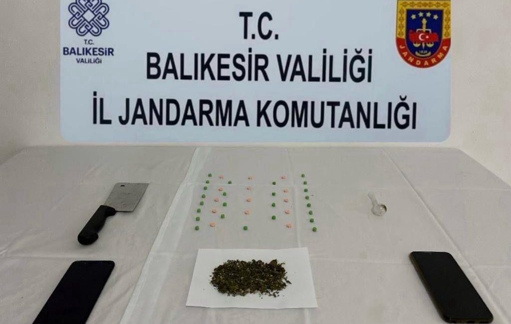 Gönen’de uyuşturucu tacirlerine yönelik operasyonda 3 kişi gözaltına alındı.Balıkesir İl