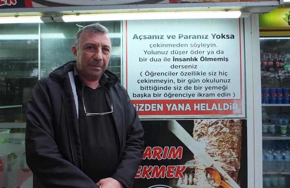 Balıkesir’in Burhaniye ilçesi Ören sahilindeki işletmesinde 6 yıldır öğrenciler başta